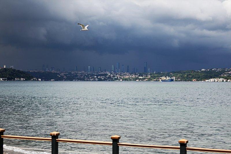 İstanbul'da sağanak hayatı felç etti