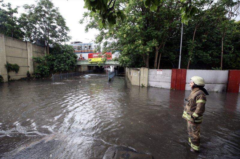 İstanbul'da sağanak hayatı felç etti