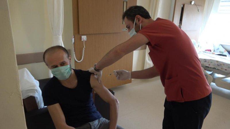 Türkiye'de aşılama hızlandı, hastanelerde kuyruk oluştu