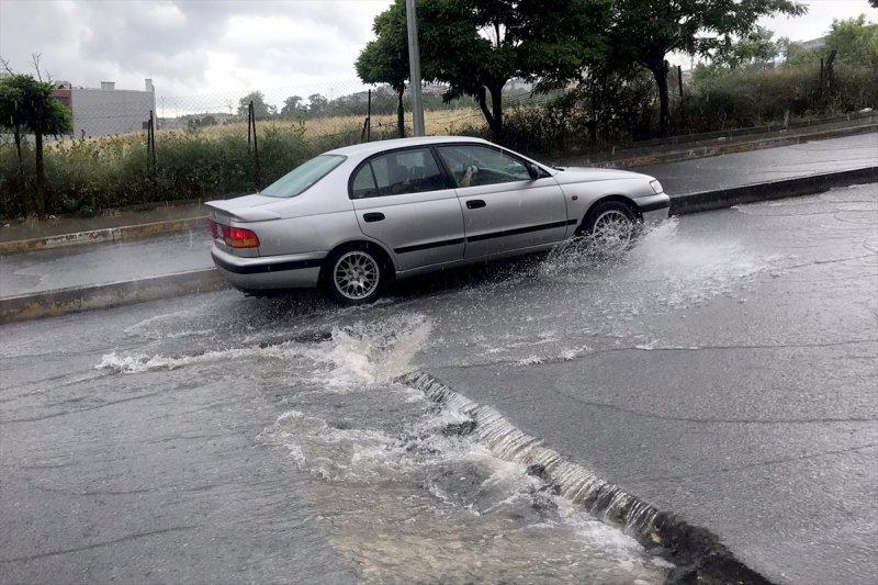 İstanbul'da sağanak hayatı felç etti