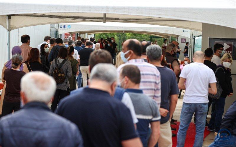 Türkiye'de aşılama hızlandı, hastanelerde kuyruk oluştu