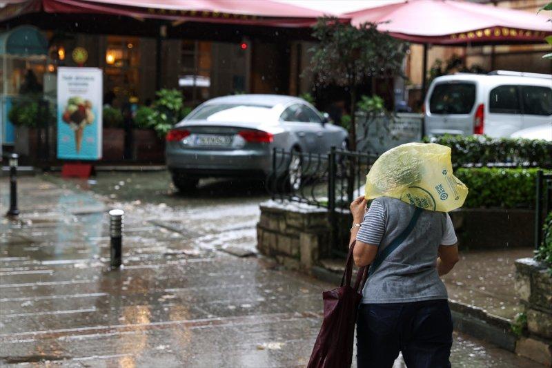 İstanbul'da sağanak hayatı felç etti