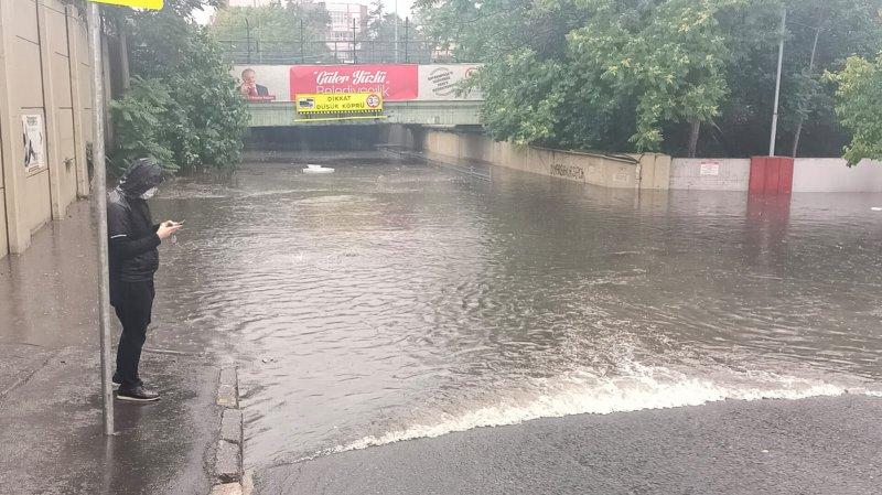 İstanbul'da sağanak hayatı felç etti