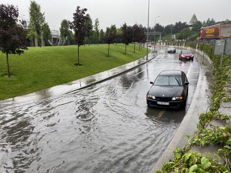 İstanbul'da sağanak hayatı felç etti
