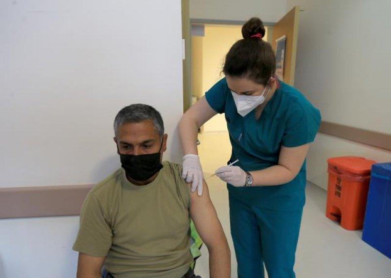 Türkiye'de aşılama hızlandı, hastanelerde kuyruk oluştu