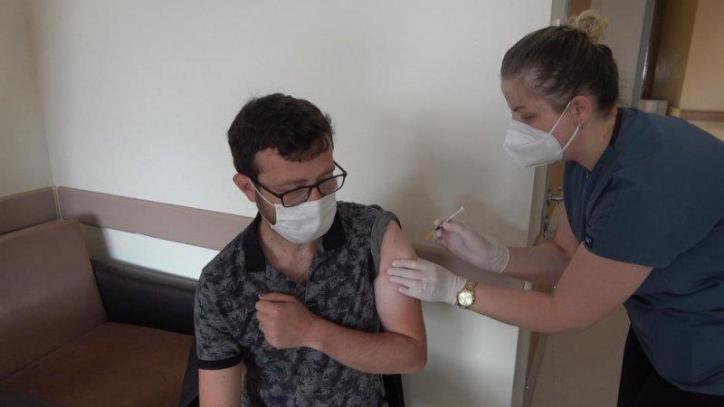 Türkiye'de aşılama hızlandı, hastanelerde kuyruk oluştu