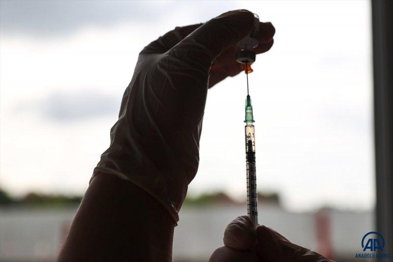 Türkiye'de aşılama hızlandı, hastanelerde kuyruk oluştu