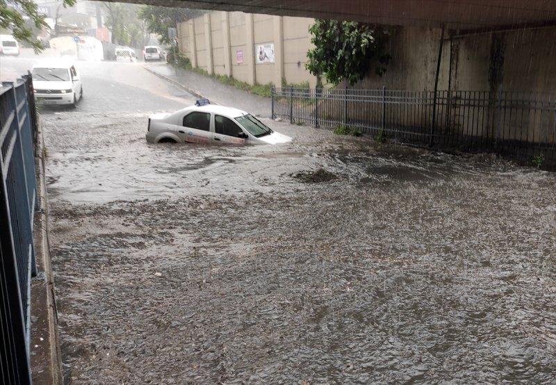 İstanbul'da sağanak hayatı felç etti