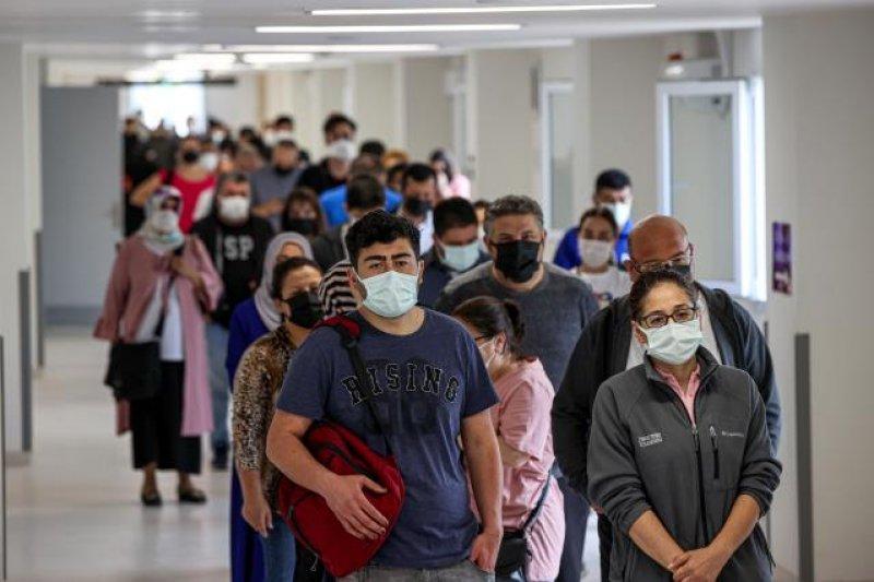 Türkiye'de aşılama hızlandı, hastanelerde kuyruk oluştu