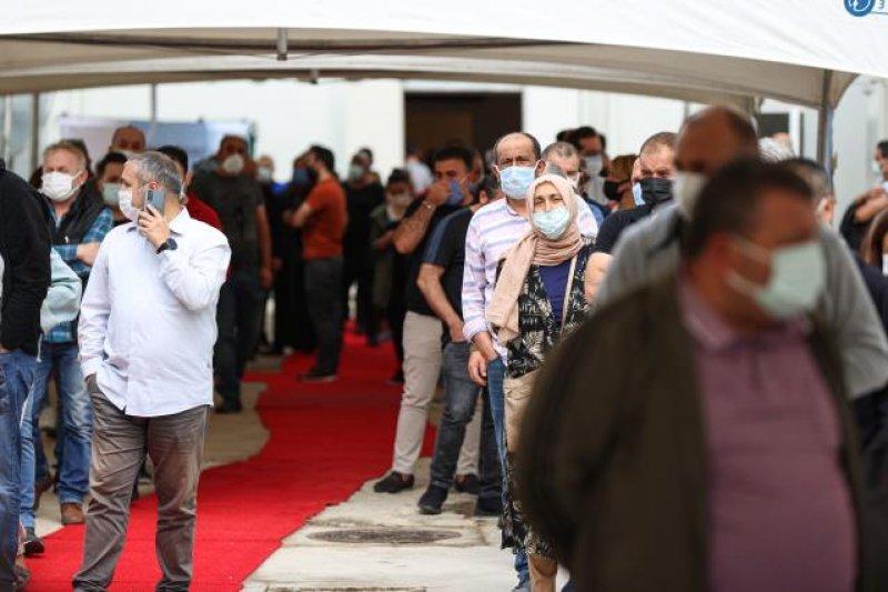 Türkiye'de aşılama hızlandı, hastanelerde kuyruk oluştu