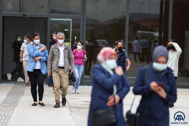 Türkiye'de aşılama hızlandı, hastanelerde kuyruk oluştu
