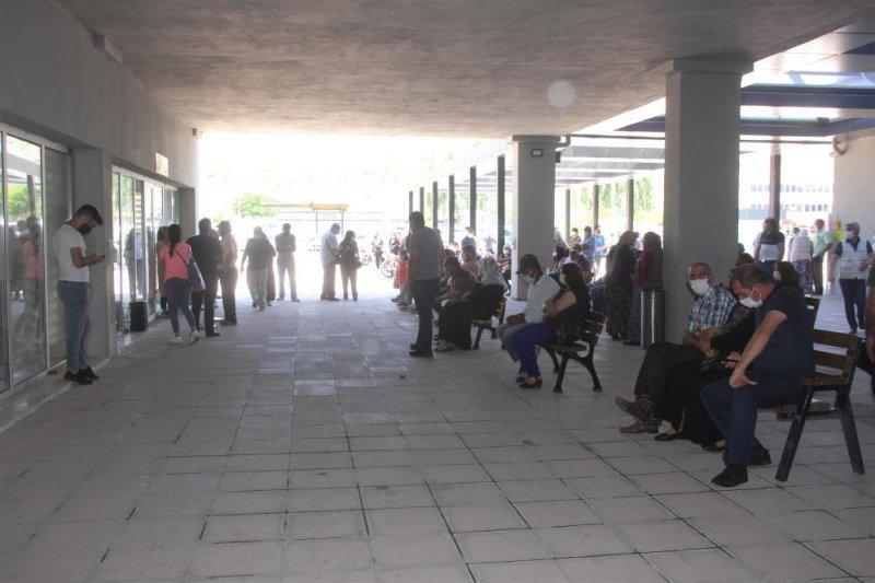 Türkiye'de aşılama hızlandı, hastanelerde kuyruk oluştu