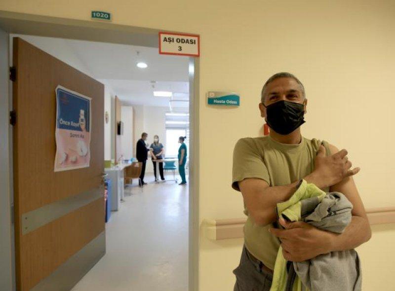 Türkiye'de aşılama hızlandı, hastanelerde kuyruk oluştu