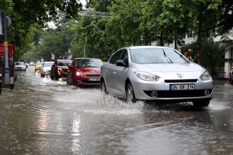 İstanbul'da sağanak hayatı felç etti