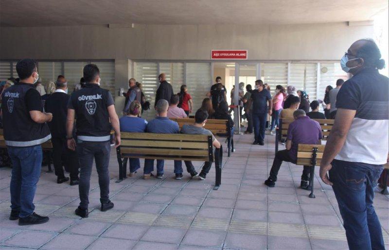 Türkiye'de aşılama hızlandı, hastanelerde kuyruk oluştu