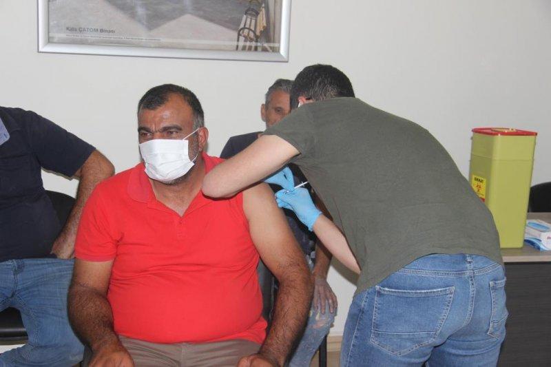 Türkiye'de aşılama hızlandı, hastanelerde kuyruk oluştu