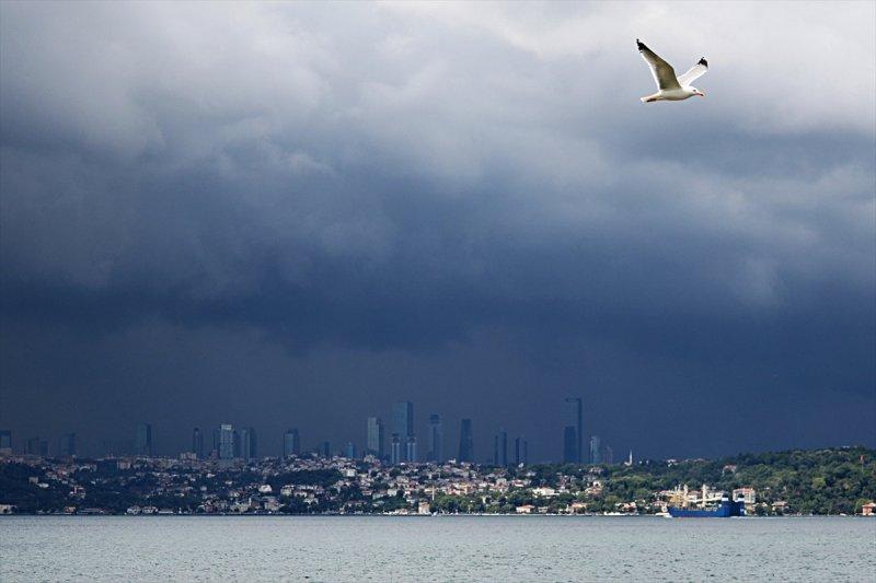 İstanbul'da sağanak hayatı felç etti