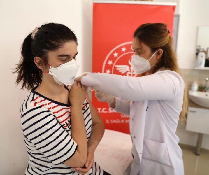 Türkiye'de aşılama hızlandı, hastanelerde kuyruk oluştu