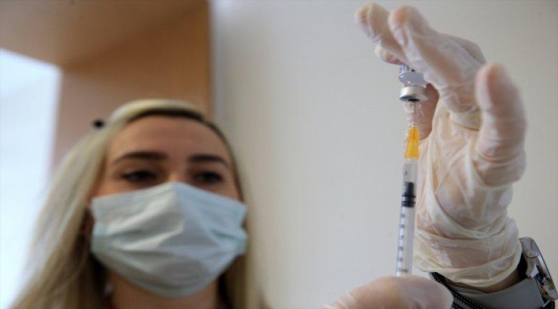 Türkiye'de aşılama hızlandı, hastanelerde kuyruk oluştu