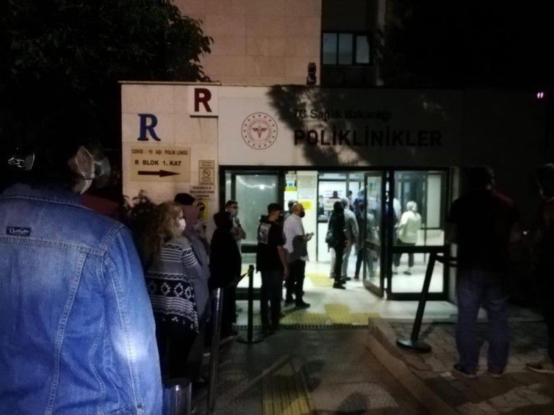 Türkiye'de aşılama hızlandı, hastanelerde kuyruk oluştu