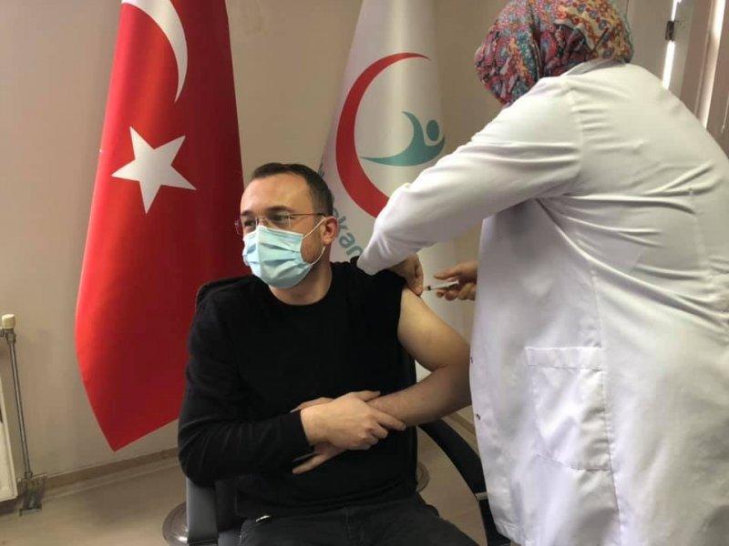 Türkiye'de aşılama hızlandı, hastanelerde kuyruk oluştu