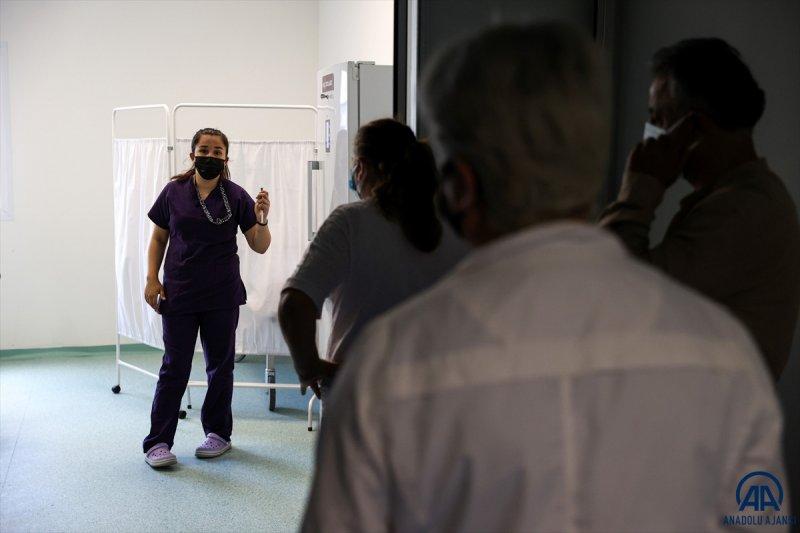 Türkiye'de aşılama hızlandı, hastanelerde kuyruk oluştu