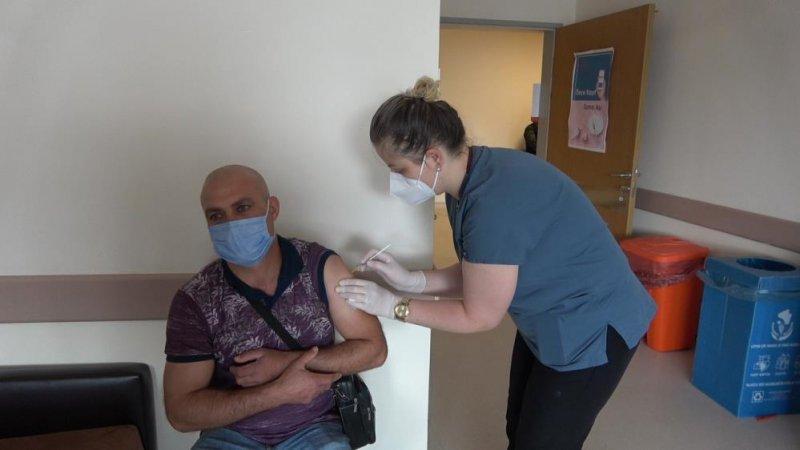 Türkiye'de aşılama hızlandı, hastanelerde kuyruk oluştu