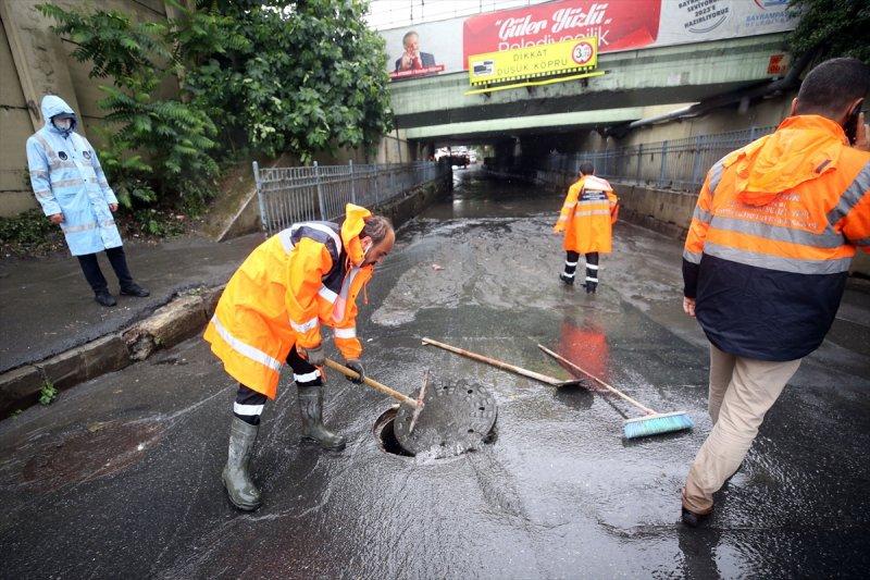 İstanbul'da sağanak hayatı felç etti