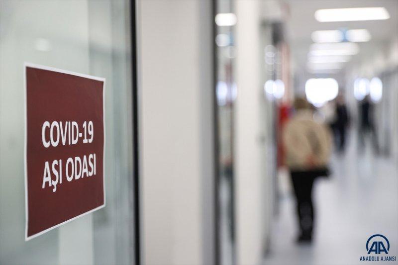 Türkiye'de aşılama hızlandı, hastanelerde kuyruk oluştu