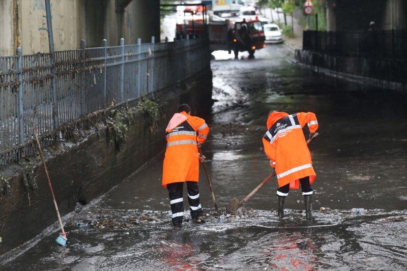 İstanbul'da sağanak hayatı felç etti