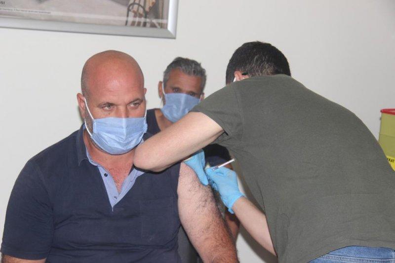 Türkiye'de aşılama hızlandı, hastanelerde kuyruk oluştu