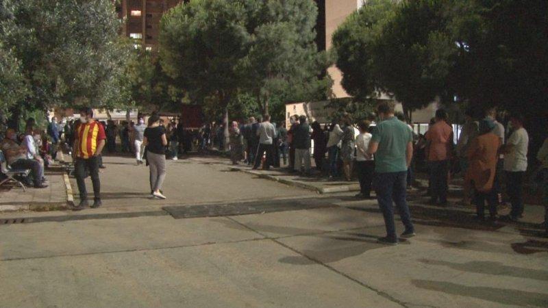 Türkiye'de aşılama hızlandı, hastanelerde kuyruk oluştu