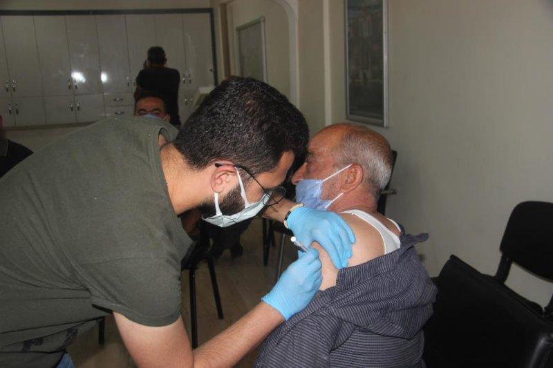 Türkiye'de aşılama hızlandı, hastanelerde kuyruk oluştu