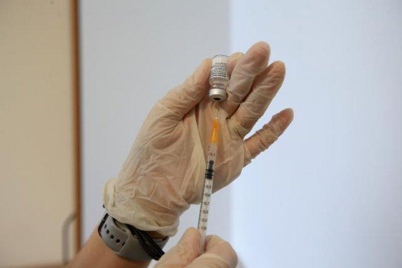 Türkiye'de aşılama hızlandı, hastanelerde kuyruk oluştu