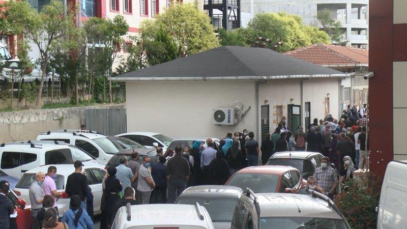 Türkiye'de aşılama hızlandı, hastanelerde kuyruk oluştu