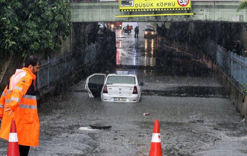 İstanbul'da sağanak hayatı felç etti