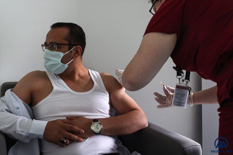 Türkiye'de aşılama hızlandı, hastanelerde kuyruk oluştu