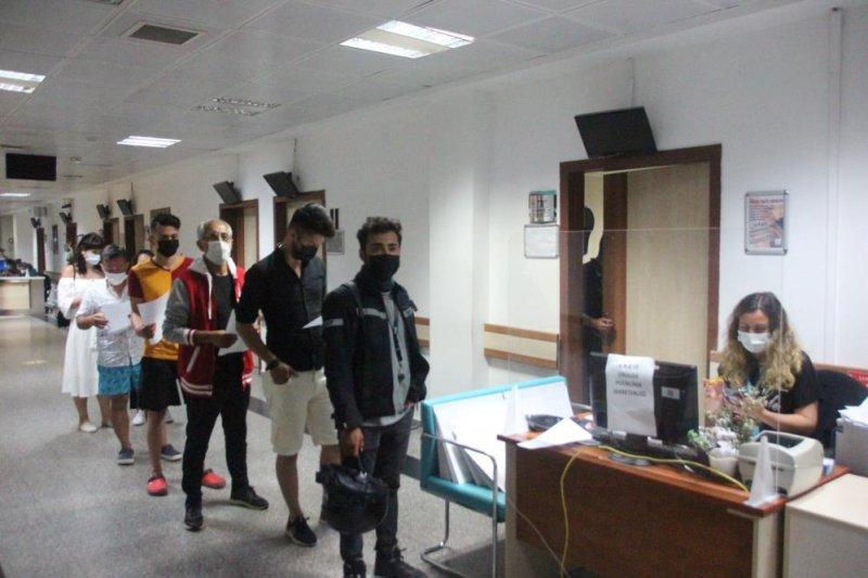 Türkiye'de aşılama hızlandı, hastanelerde kuyruk oluştu