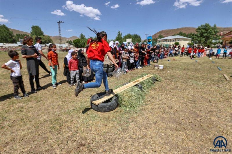 Van'da öğrenciler mezuniyet kutlamasını Survivor parkurunda yarışarak yaptı