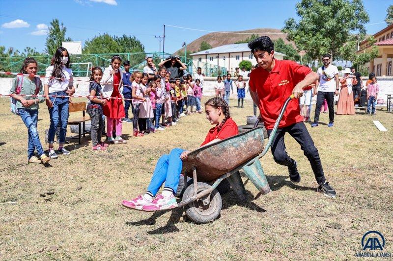 Van'da öğrenciler mezuniyet kutlamasını Survivor parkurunda yarışarak yaptı