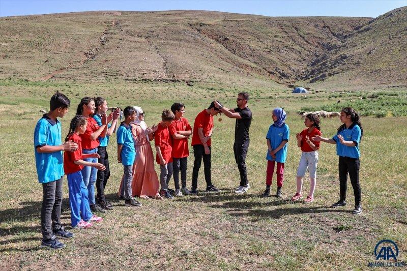 Van'da öğrenciler mezuniyet kutlamasını Survivor parkurunda yarışarak yaptı