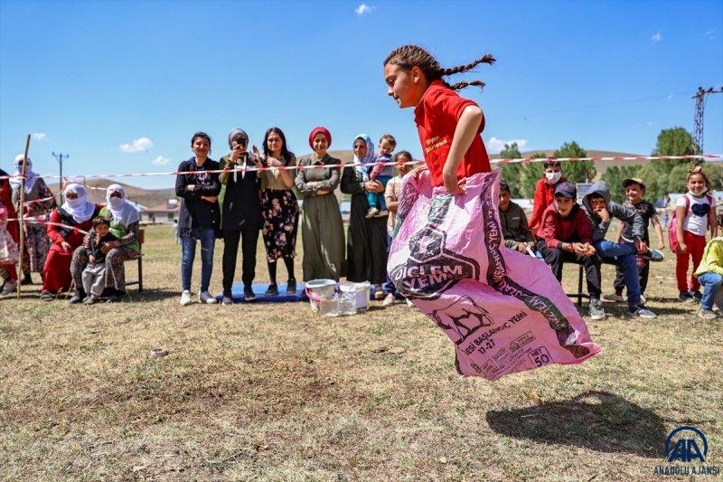 Van'da öğrenciler mezuniyet kutlamasını Survivor parkurunda yarışarak yaptı