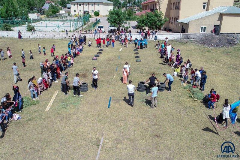 Van'da öğrenciler mezuniyet kutlamasını Survivor parkurunda yarışarak yaptı