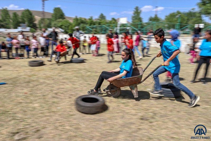 Van'da öğrenciler mezuniyet kutlamasını Survivor parkurunda yarışarak yaptı