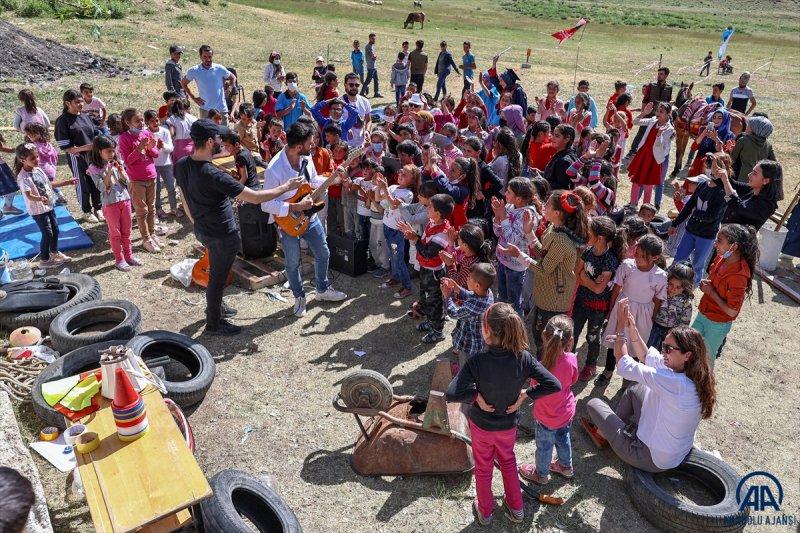 Van'da öğrenciler mezuniyet kutlamasını Survivor parkurunda yarışarak yaptı