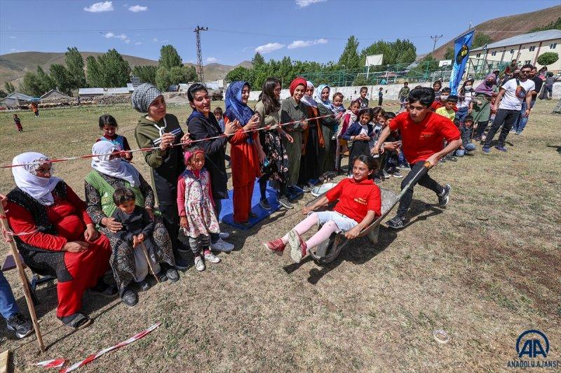 Van'da öğrenciler mezuniyet kutlamasını Survivor parkurunda yarışarak yaptı