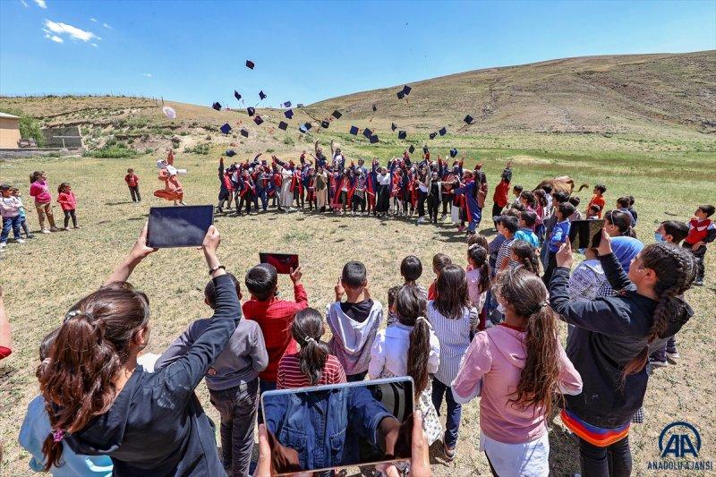 Van'da öğrenciler mezuniyet kutlamasını Survivor parkurunda yarışarak yaptı