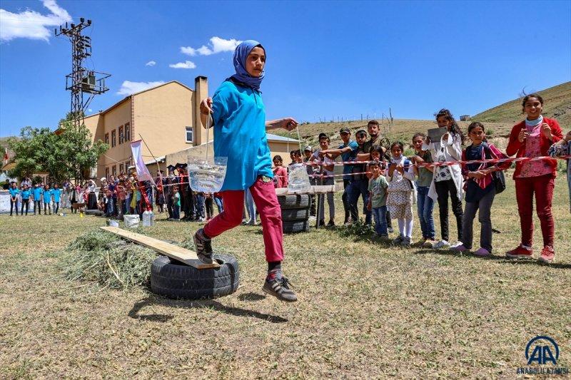 Van'da öğrenciler mezuniyet kutlamasını Survivor parkurunda yarışarak yaptı