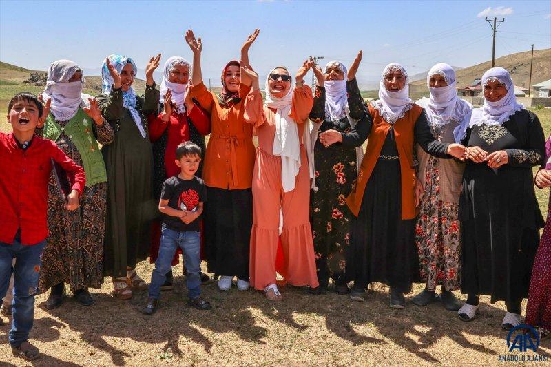 Van'da öğrenciler mezuniyet kutlamasını Survivor parkurunda yarışarak yaptı