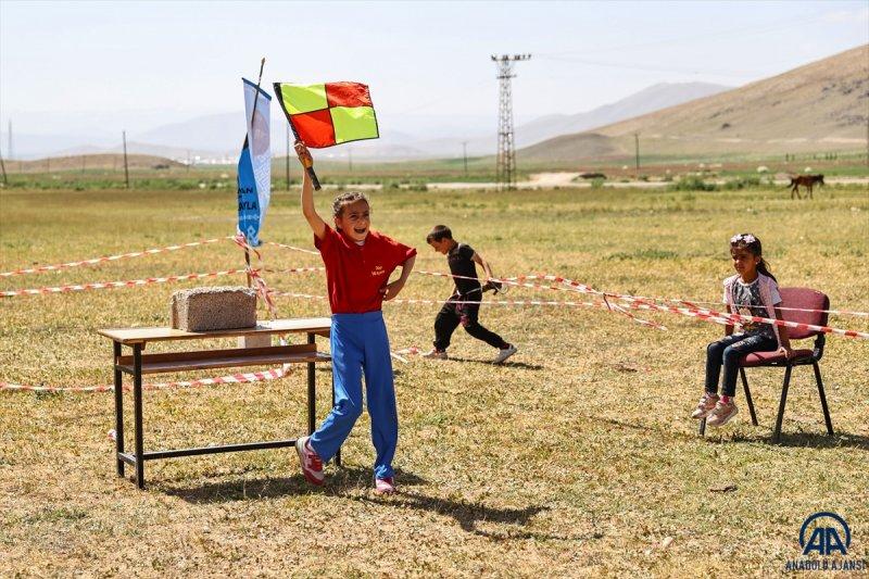 Van'da öğrenciler mezuniyet kutlamasını Survivor parkurunda yarışarak yaptı